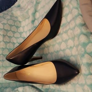 Navy pumps